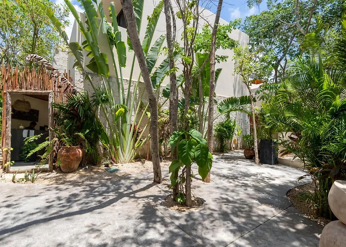 Moonstone - With Private Pool And 24hrs Security & Club Access *